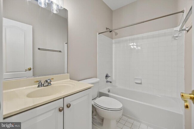 Building Photo - 5256 Bessley Pl