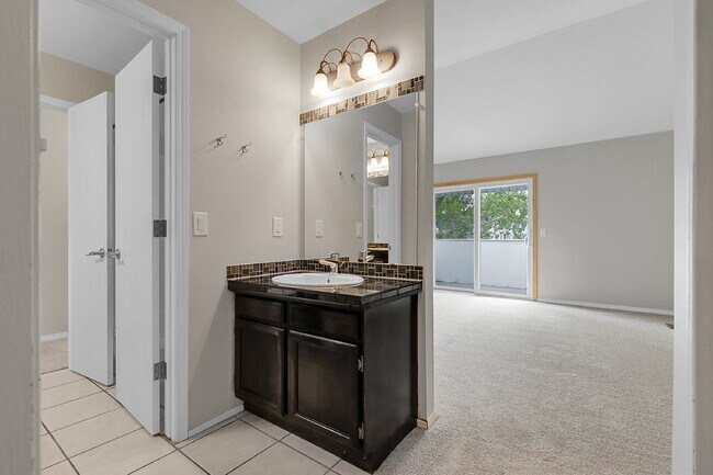 Building Photo - $2,600 - 3 Bed, 1.5 Bath Condo in Aurora w...