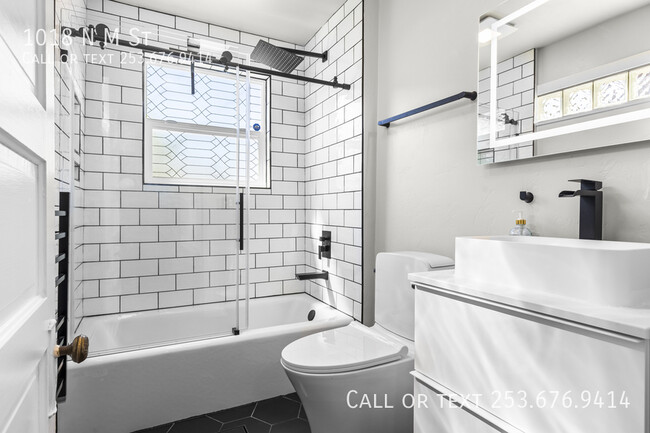 Building Photo - 1018 N M St