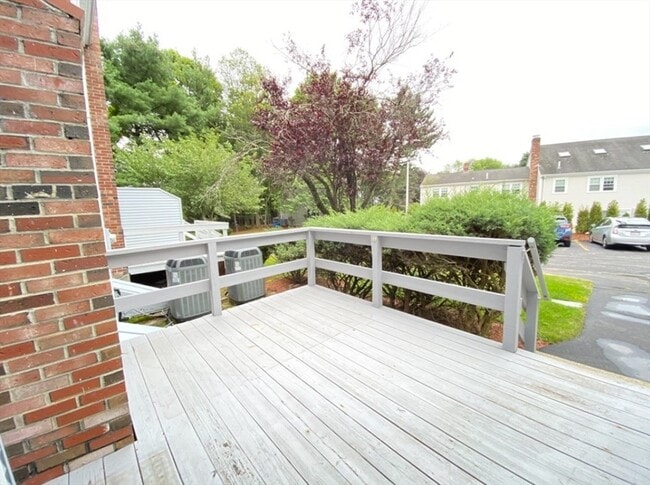 Building Photo - 546 Lincoln St