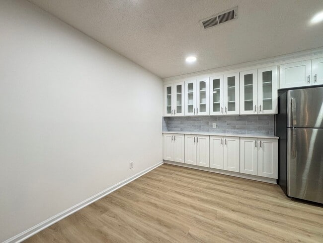 Building Photo - Bright And Cozy 3 Bed 2 Bath Condo In Vibrant Heights On Penderbrook