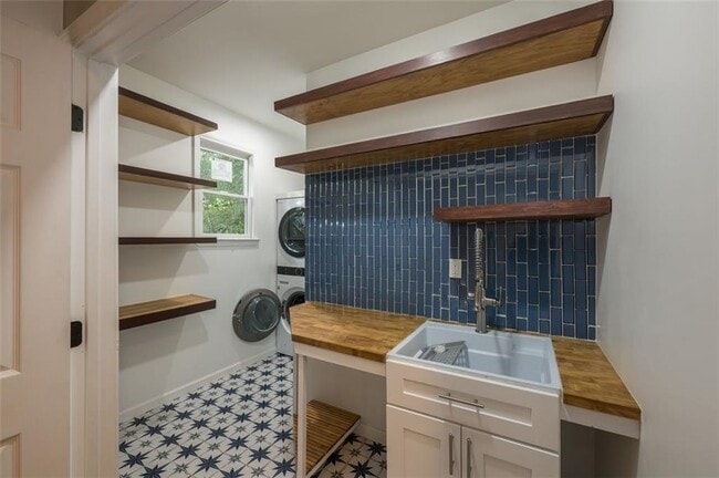 Building Photo - 1018 Berne St SE