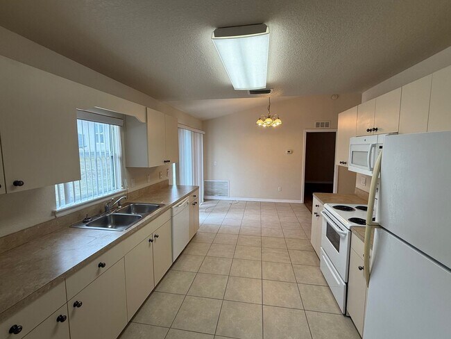 Building Photo - 2 Bedroom/2 Bathroom Apartment
