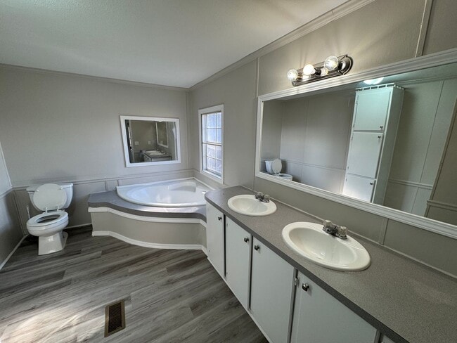 Building Photo - 3 Bed/ 2 Bath Home Off of White Drive