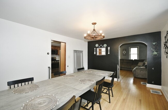 Building Photo - Beautiful 3 Bedrooms, 1 bathroom House Available Now!