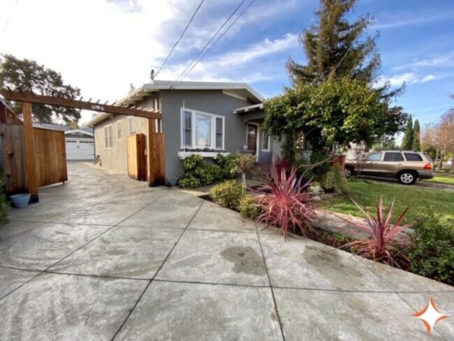 Building Photo - 847 Alice Ave