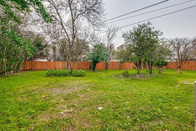 Building Photo - 511 E Hathaway Dr