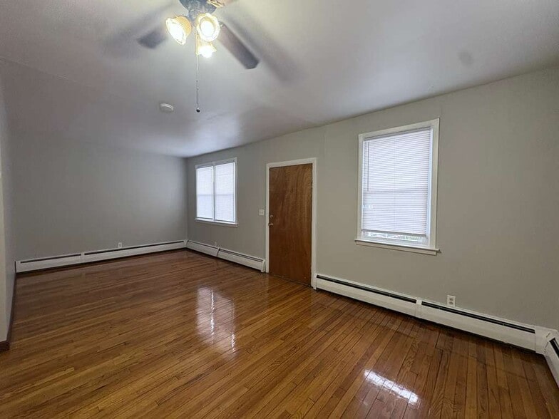 Building Photo - 514 Main St