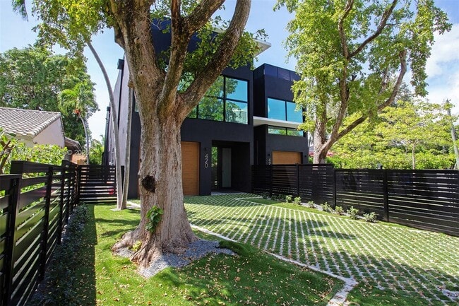 Building Photo - 420 SW 15th Rd