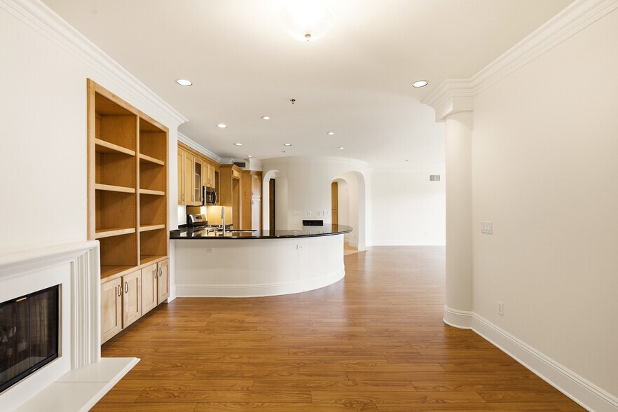 Building Photo - 10305 Almayo Ave