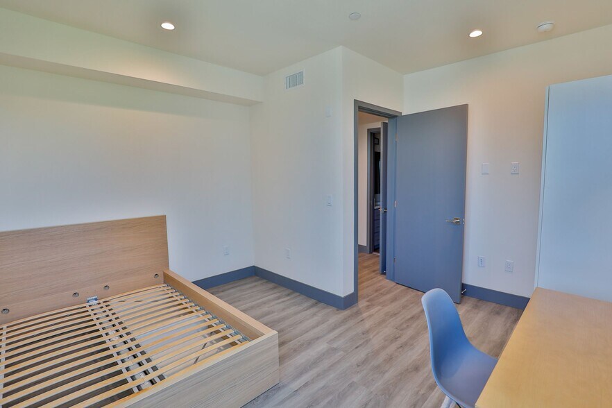 Building Photo - 1155 W 36th Pl