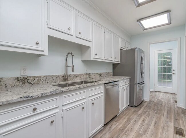 Building Photo - Gorgeous Renovated Home with Modern Finishes & Gated Community Amenities