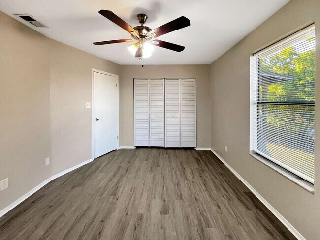 Building Photo - Cozy Inside, Spacious Outside: Fort Myers 2 Bed / 1 Bath + Giant Lawn + W/D Hookups — Pets Accepted