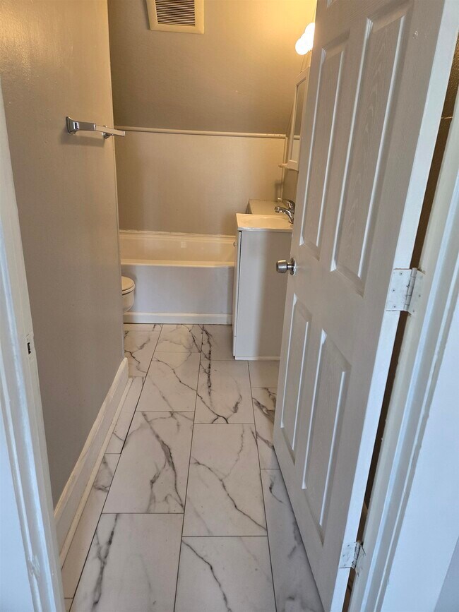 Building Photo - 167 Spruce St