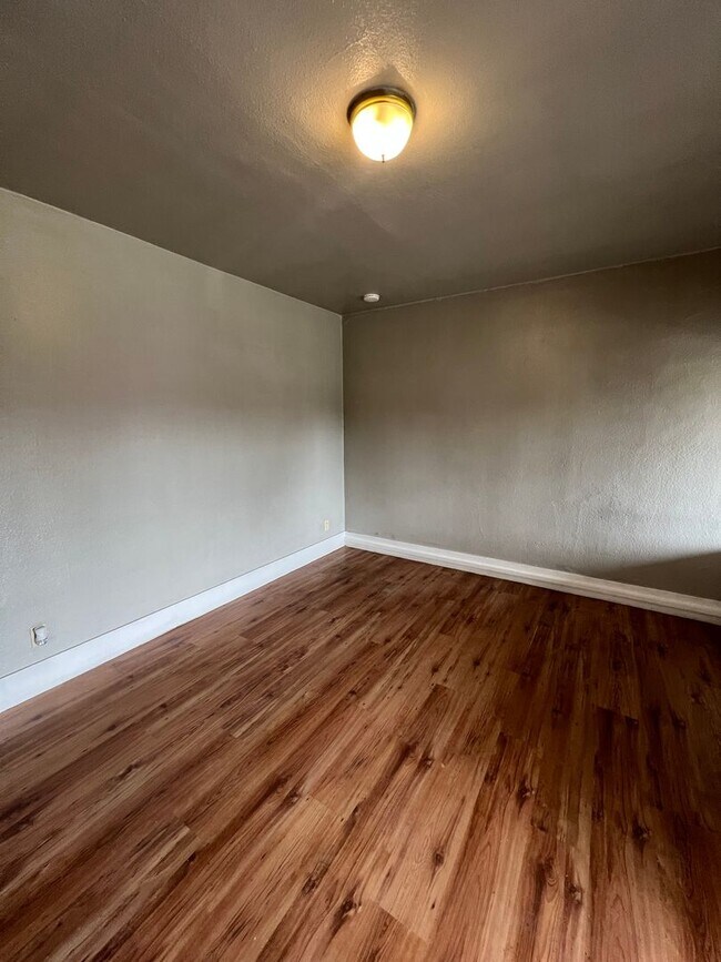 Building Photo - 93754