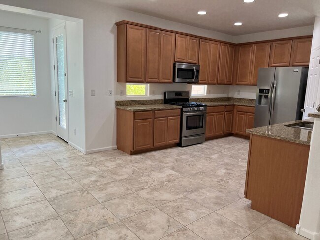 Building Photo - Spacious 4-Bedroom Home in Valencia Height...