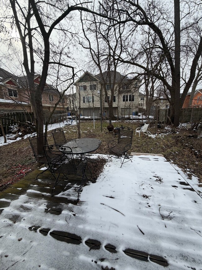 Building Photo - 612 Cherry St