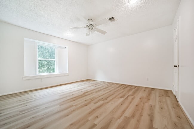 Building Photo - 15738 Fleetwood Oaks Dr