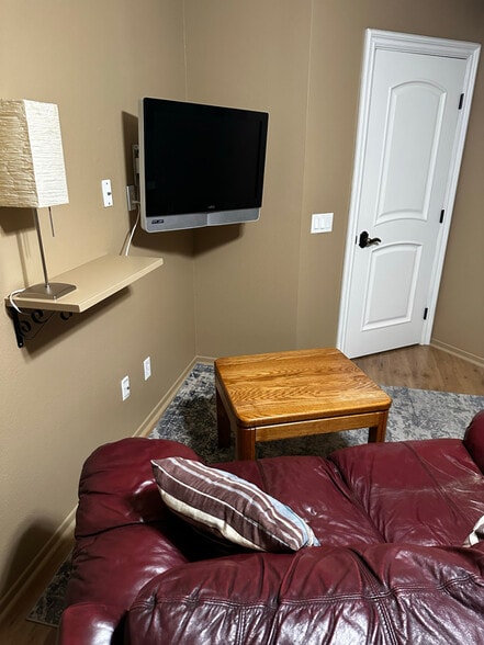 Building Photo - 494 Nicolas Rd