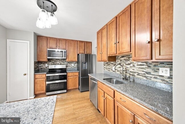 Building Photo - 8346 Stationhouse Ct