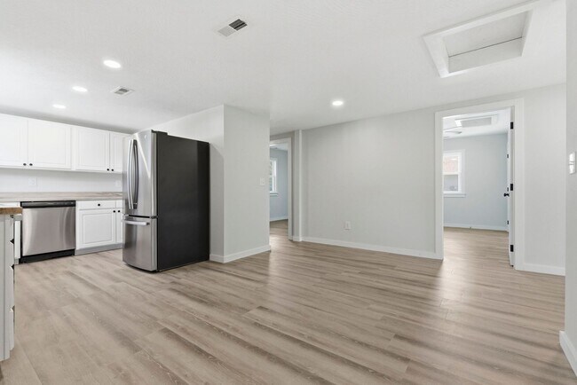Building Photo - 3 bed 2 bath rental home
