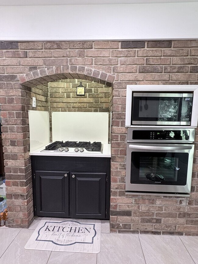 Building Photo - Remarkable 4 bed 2.5 bath w/ basement in Siloam Springs