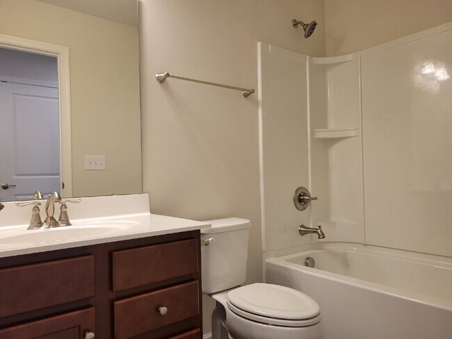 Building Photo - Luxury townhome in a prime Goodlettsville location just minutes to Nashville!
