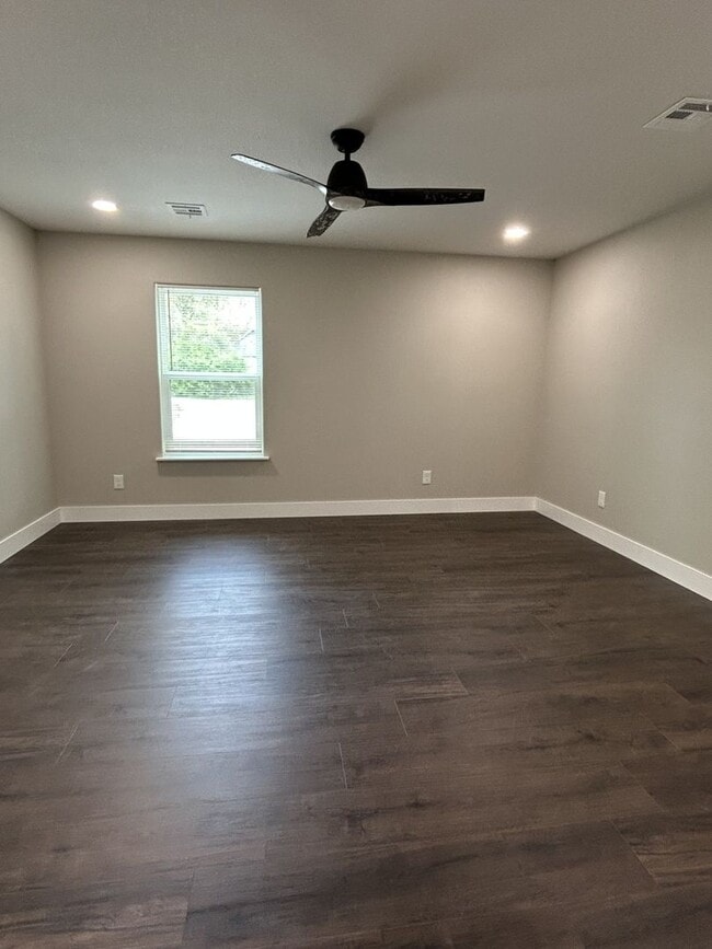Building Photo - COMING SOON! Stunning 1BR/1BA House on Qui...