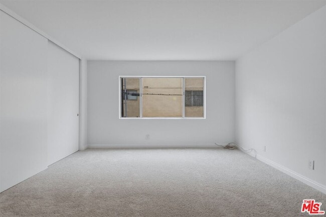 Building Photo - 435 N Oakhurst Dr