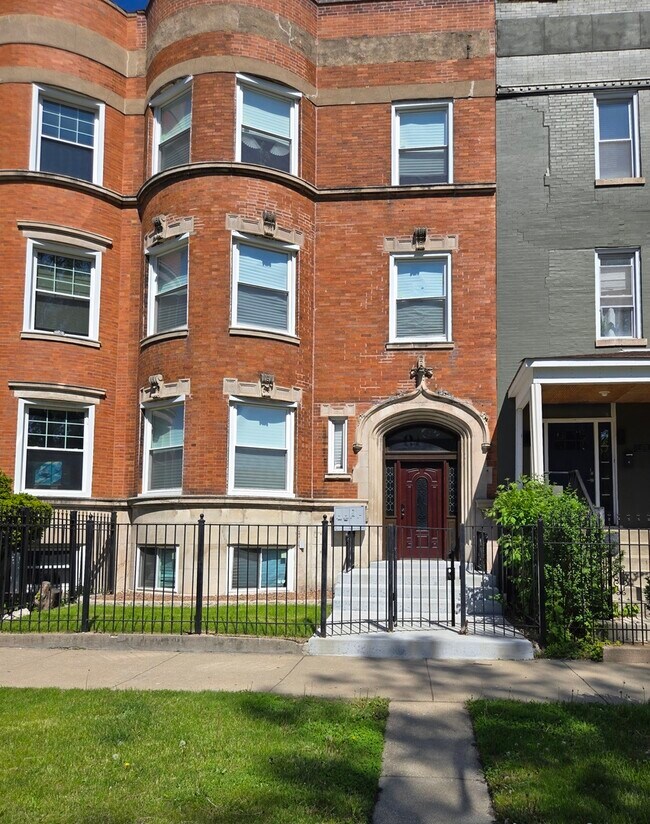 Primary Photo - 4749 S Prairie Ave