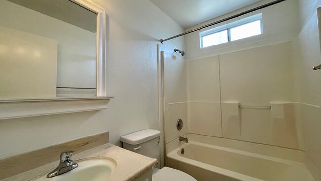 Building Photo - 2 Bedroom Townhouse across from Harloe Ele...