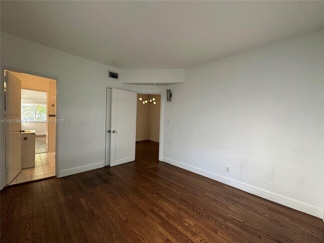 Building Photo - 969 Bay Dr