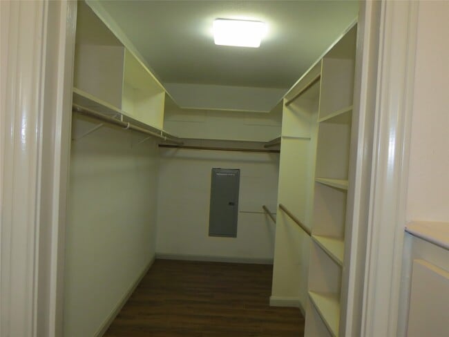 Building Photo - 625 Augusta Dr