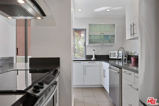 Building Photo - 7250 Franklin Ave