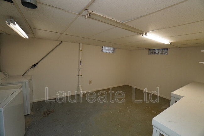 Building Photo - 2258 W Maplewood Ave