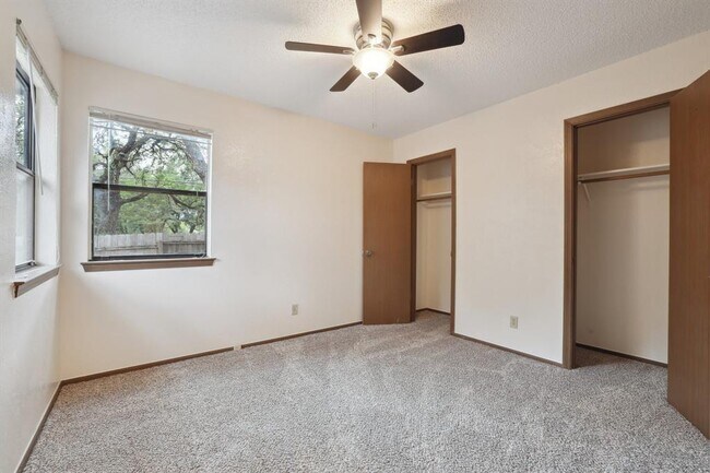Building Photo - 2621 Garrettson Dr