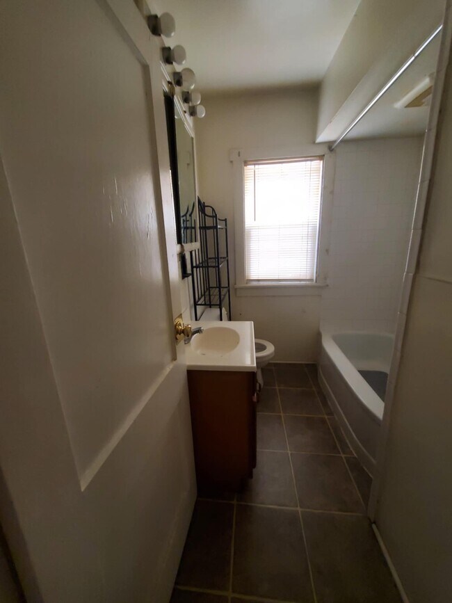 Building Photo - 1246 E Riverside Ave