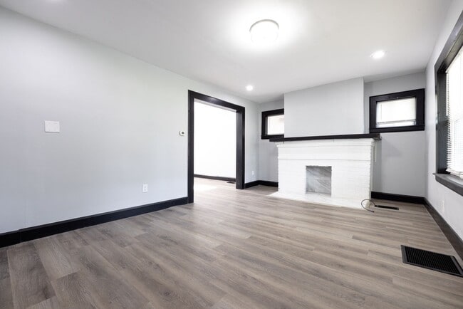 Building Photo - Beautifully Renovated 2-Bedroom Single Fam...