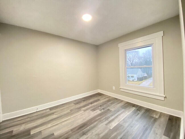 Building Photo - Highland Charm
