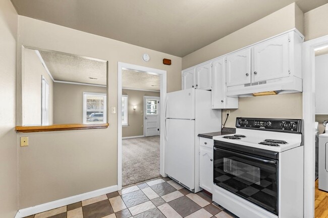 Building Photo - Updated Cozy 2 bedroom House