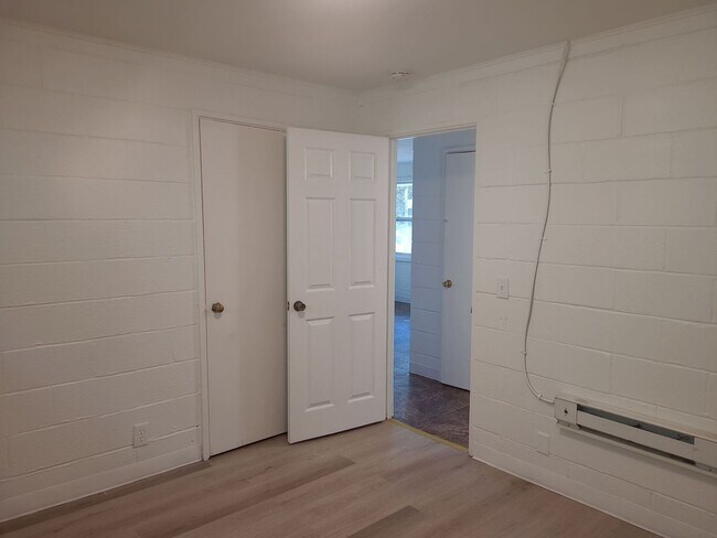 Building Photo - 2 Bedroom 1 Bathroom Apartment in Red Bank! Vouchers Accepted!