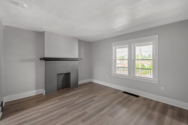 Building Photo - Stunning 3 bedroom home in Carrick available August 15!