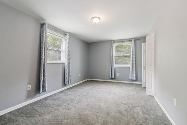 Building Photo - Pet Friendly Mid-Century Modern 4/Bedroom,...