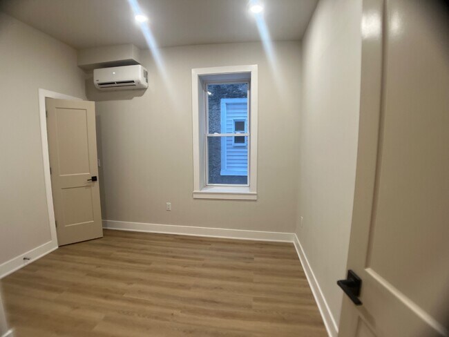 Building Photo - 121 W Sharpnack St