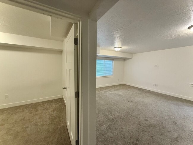 Building Photo - Beautiful SLC Town Home Available Now