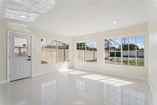 Building Photo - 10121 Eagle Ave