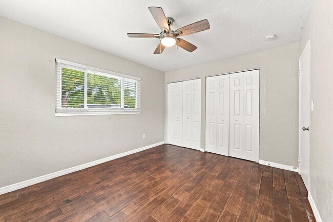 Building Photo - 7235 Orpine Dr N