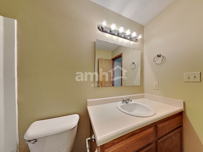 Building Photo - 998 Canary Creek Dr