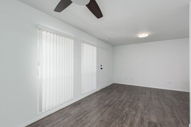 Building Photo - Completely remodeled studio unit overlooki...