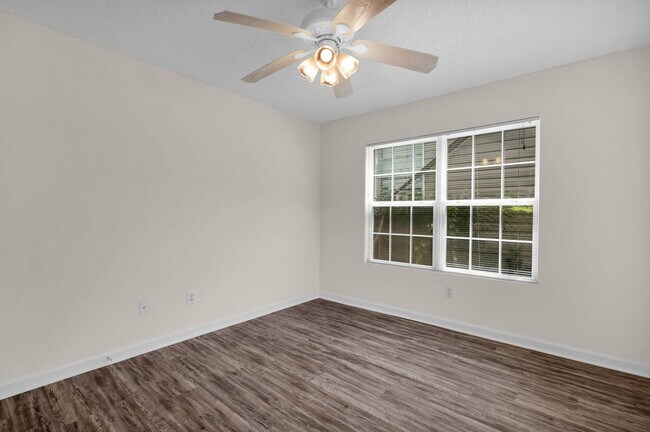 Building Photo - 1202 E Waldburg St